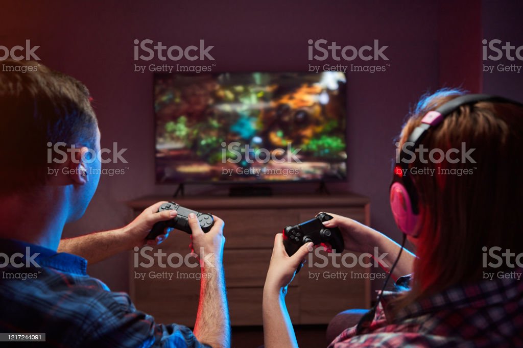 couple play games on console